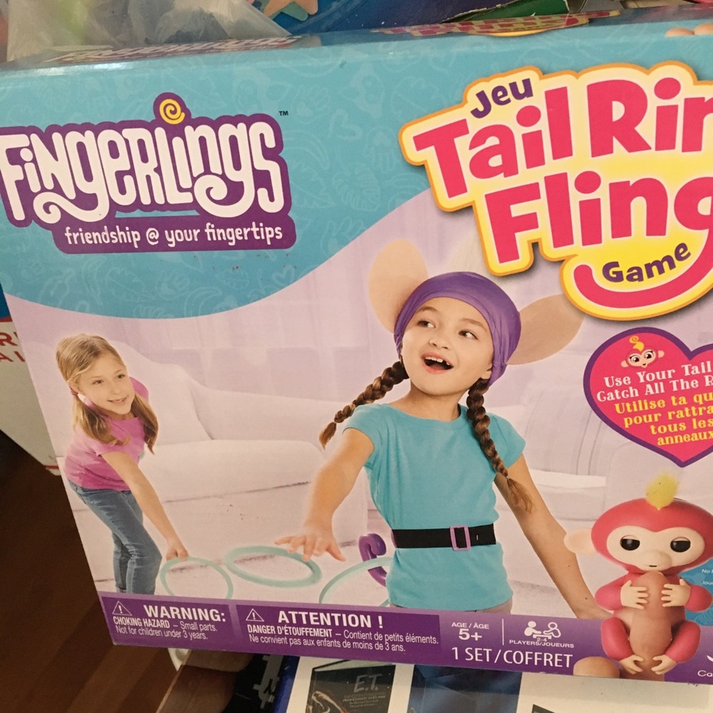 Fingerlings tail ring fling game